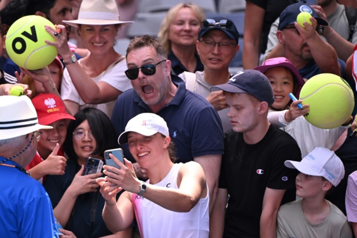 Iga Swiatek takes selfies with fans after beating Katerina Siniakova