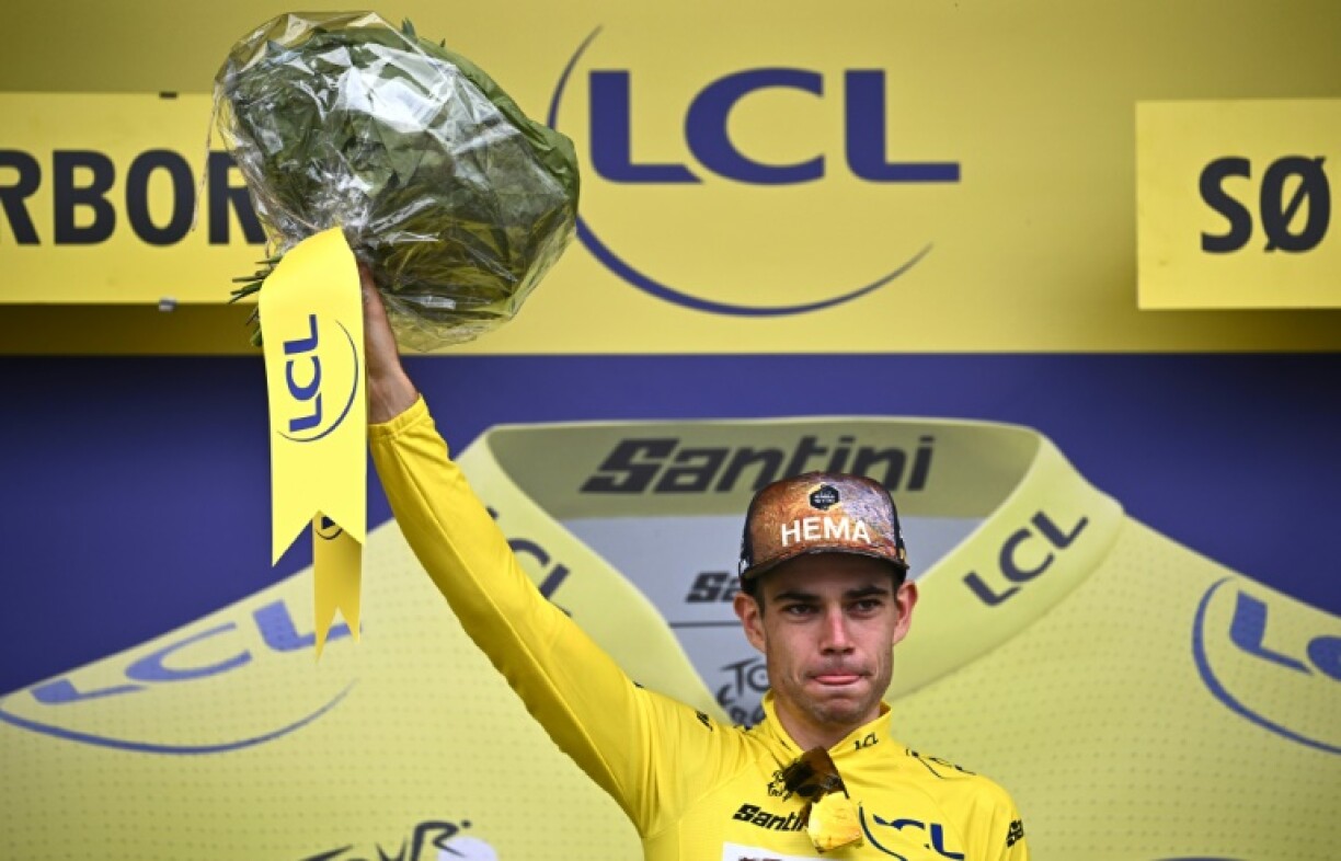 Le coureur belge de l'équipe Jumbo-Visma, Wout Van Aert, avec le maillot jaune du leader du classement général sur le podium après la 3e étape du Tour de France 2022, 182 km entre Vejle et Sonderborg au Danemark, le 3 juillet 2022
