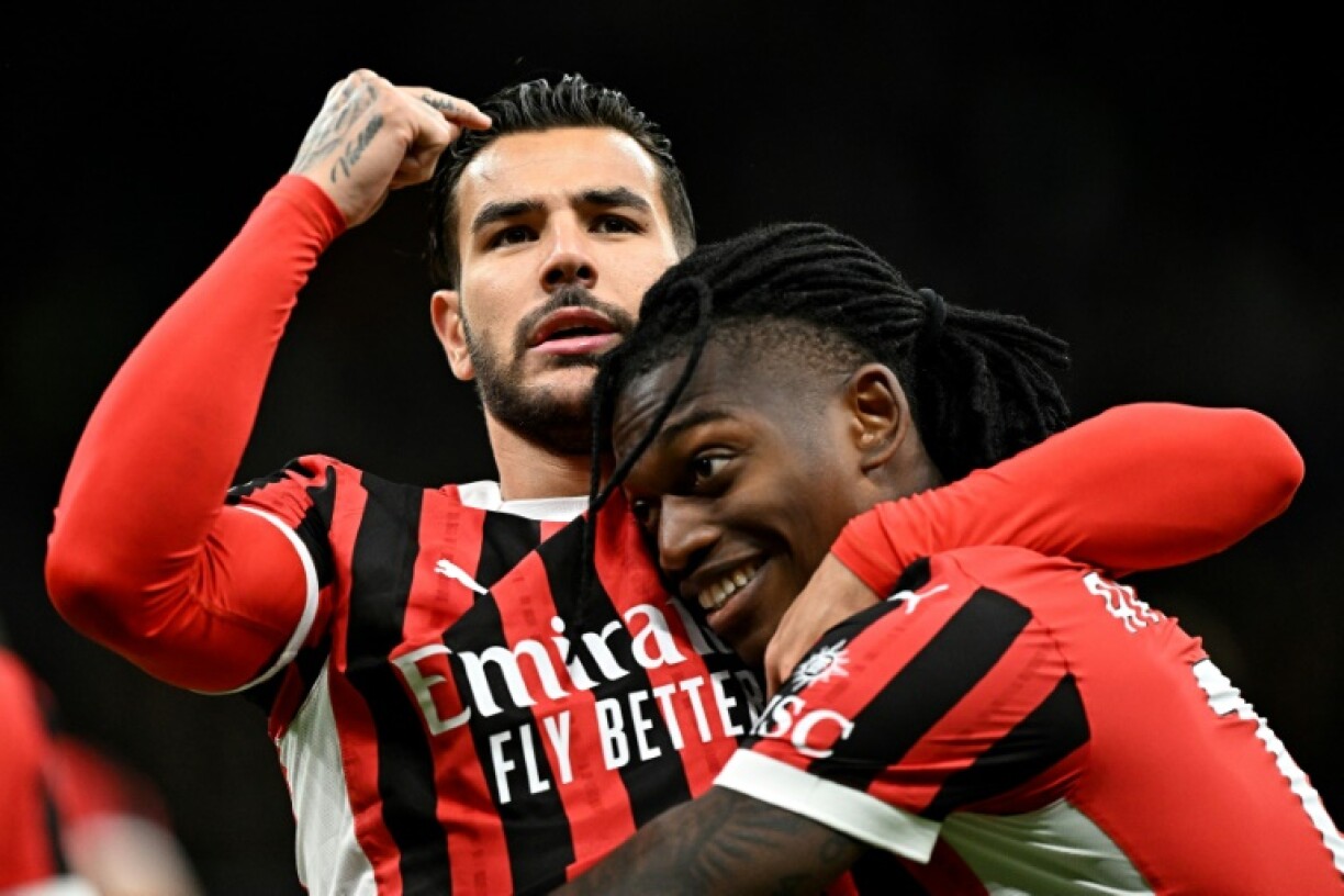 Le défenseur de l'AC Milan Theo Hernandez avec son coéquipier Rafael Leao après l'ouverture du score contre Venise le 14 septembre 2024 à San Siro