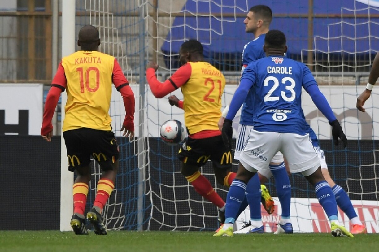 Le milieu Massadio Haidara (c) ouvre le score pour Lens lors du match de Ligue 1 à Strasbourg, le 21 mars 2021