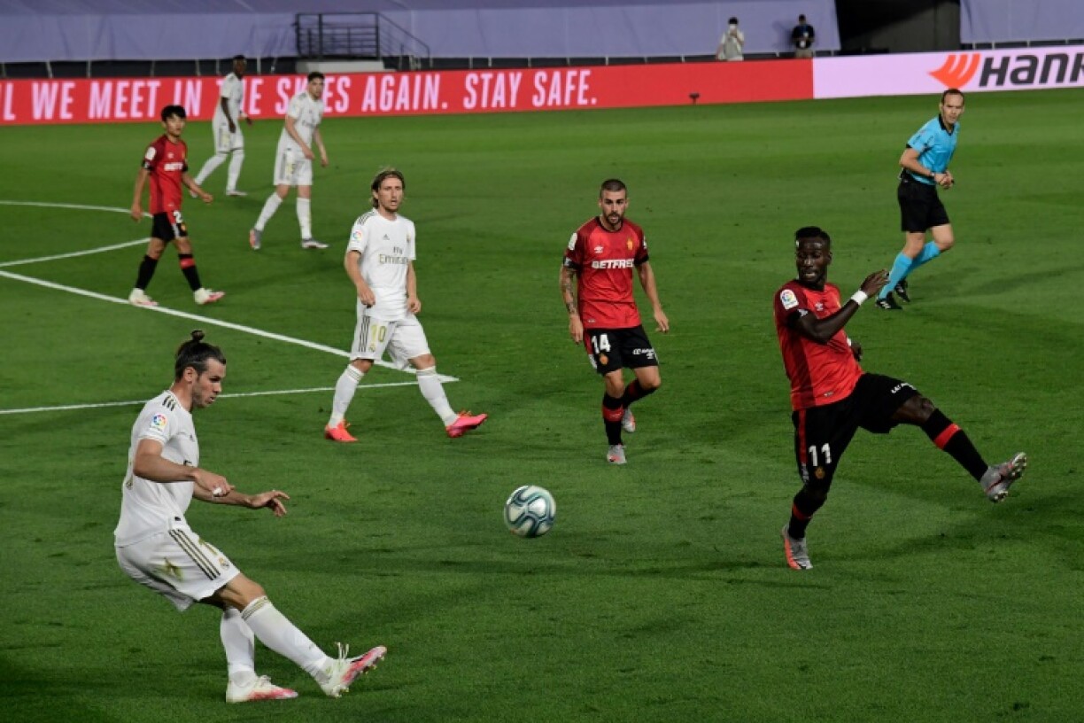 L'attaquant gallois du Real Madrid, Gareth Bale (g), lors du match de Liga face à Majorque, à Madrid, le 24 juin 2020