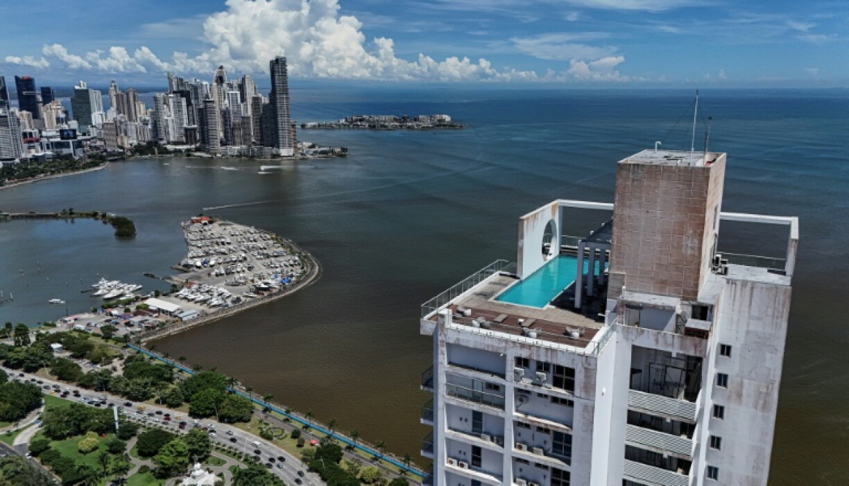 In Panama City, about 200 kilometers from the epicenter, there were scenes of panic as people rushed to evacuate from skyscrapers
