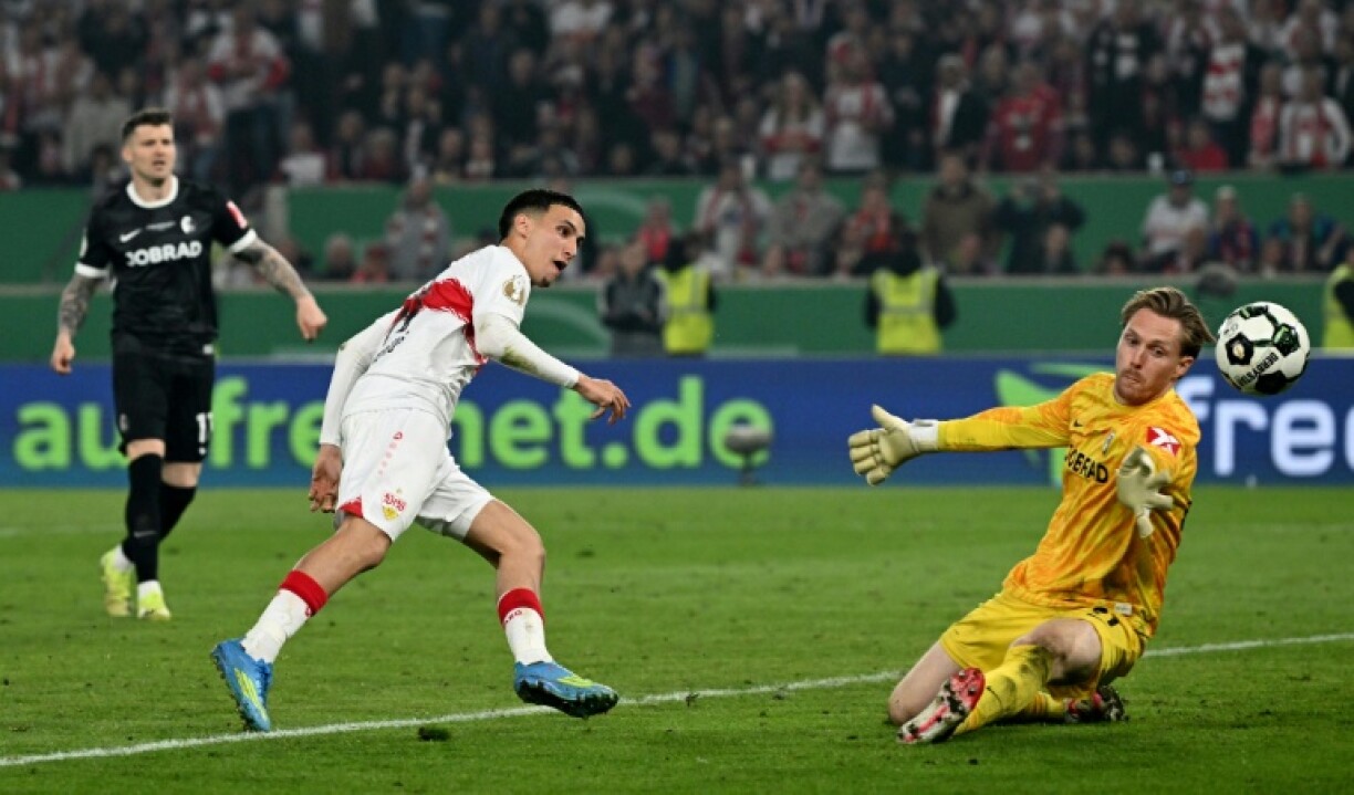 Le gardien de Fribourg Florian Mueller (D) lors de la demi-finale de Coupe d'Allemagne remportée par Stuttgart 2-1 (après prolongations), le 23 avril 2026 à Stuttgart