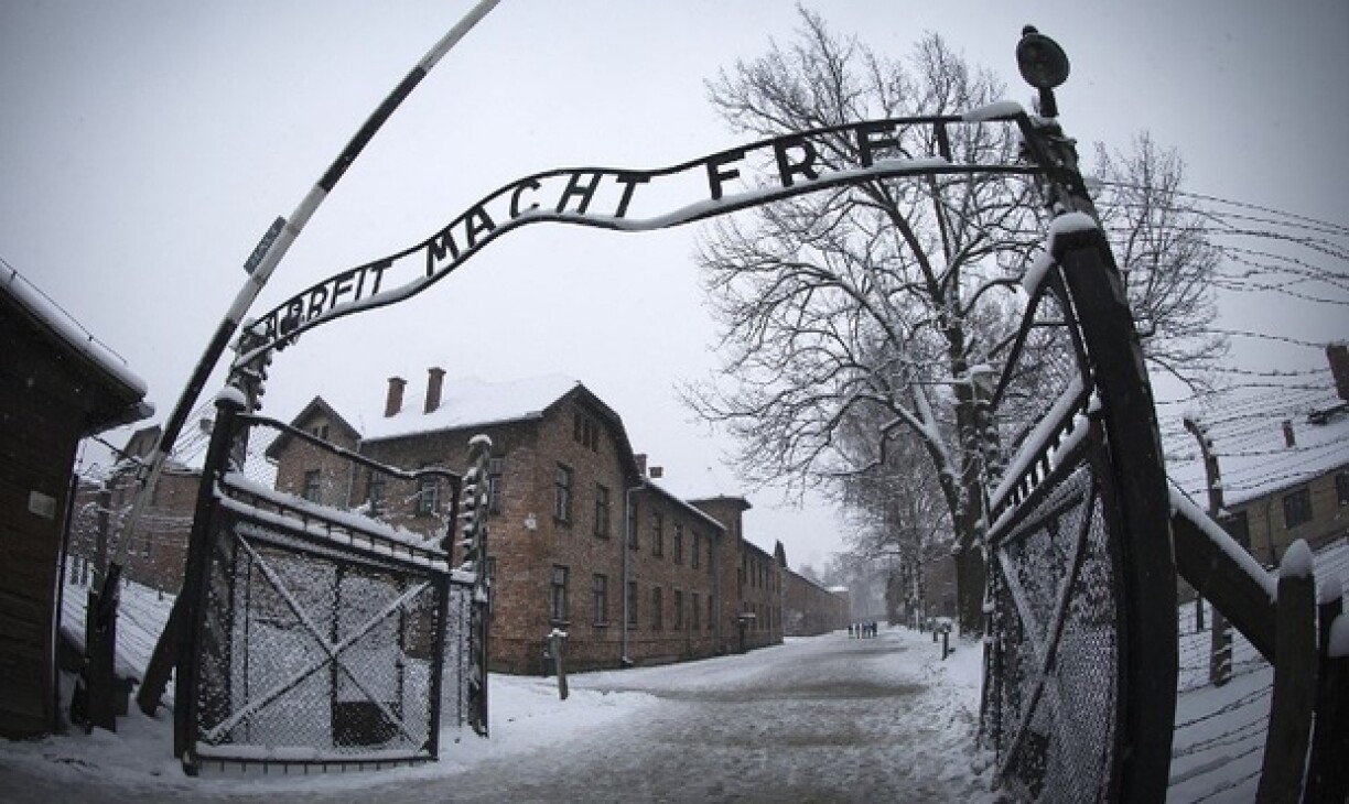 Le portail d'entrée du camp de concentration d'Auschwitz avec l'inscription