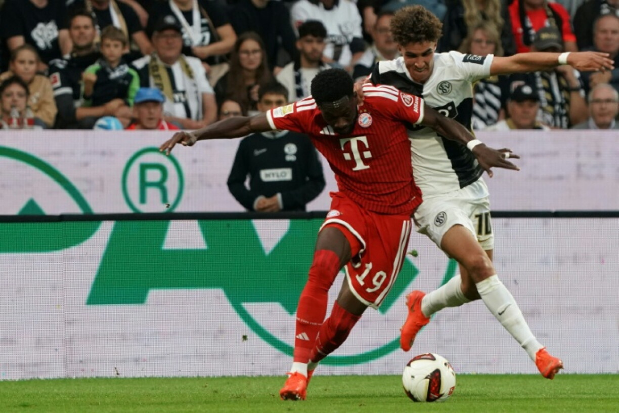 Le défenseur canadien du Bayern Alphonso Davies (G) à la lutte avec le milieu de terrain d'Elversberg Noah Darvich, lors d'un match du championnat d'Allemagne, le 13 septembre 2026
