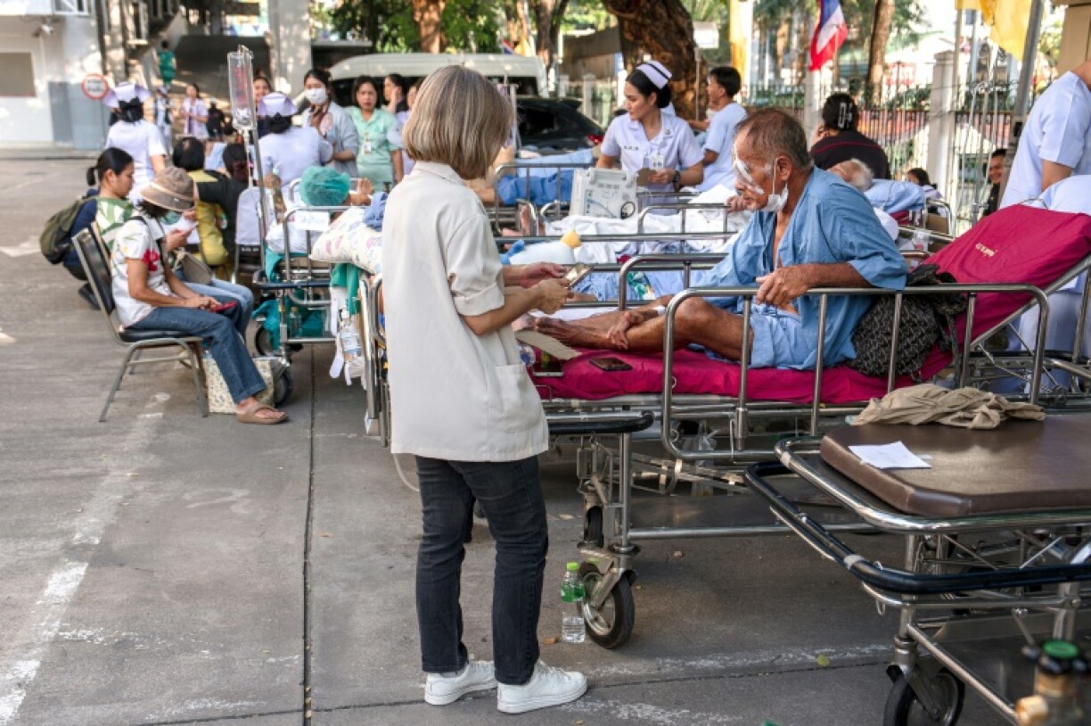 Des blessés traités devant l'hôpital de Bangkok le 28 mars 2025