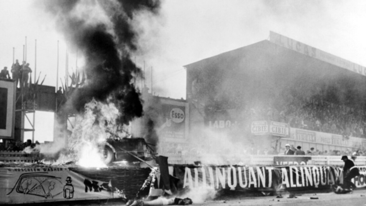 Photographie prise juste après l'accident mortel survenu le 11 juin 1955 lors de la 23e édition des 24 Heures du Mans, quand la Mercedes Benz 300 SLR de Pierre Levegh a heurté un muret entre la piste et tribunes avant d'exploser, faisant au total 82 morts et plus de 120 blessés