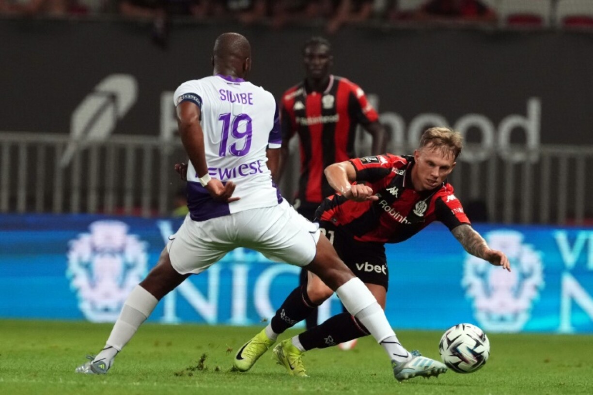 Djibril Sidibe (L) scored a last-gasp goal for Toulouse to snatch a win at Nice