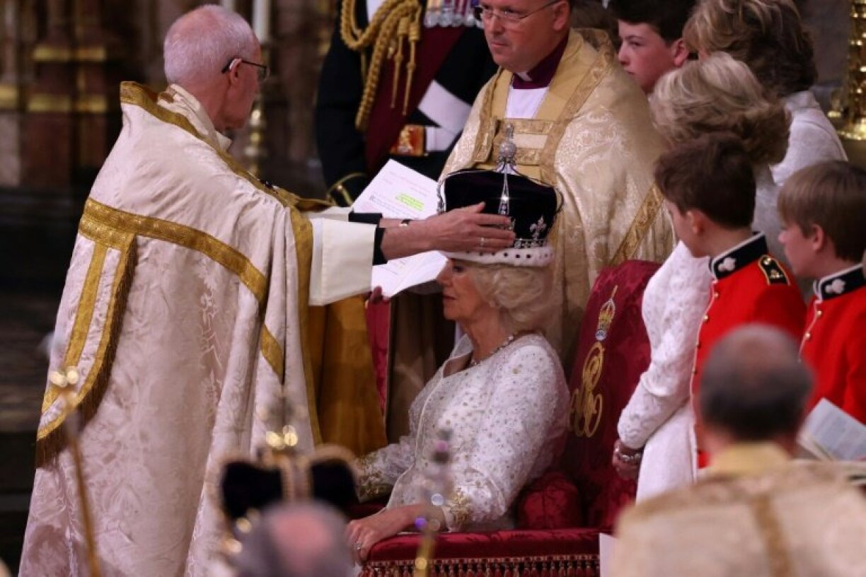 L'archevêque de Canterbury, Justin Welby, dépose la couronne de la reine Mary sur la tête de la reine consort Camilla lors de son couronnement à l'Abbaye de Westminster, le 6 mai 2023 à Londres.