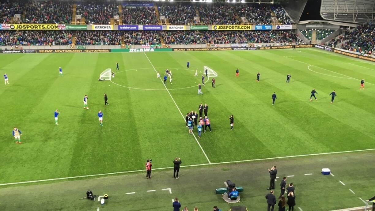Andréck virum Match aus dem Windsor Park zu Belfast.