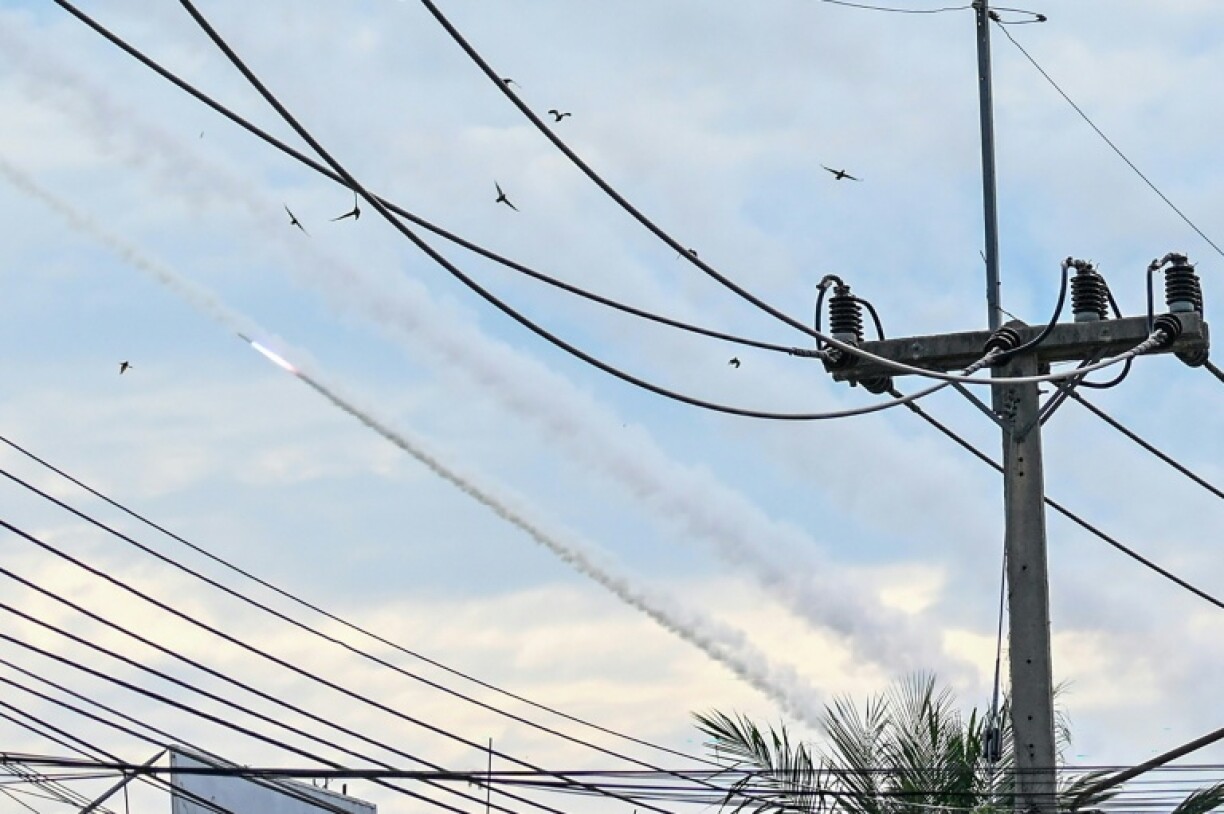 Une roquette dans le ciel à Oddar Meanchey, au Cambodge, pendant des affrontements avec l'armée Thaïlandaise le 10 décembre 2025
