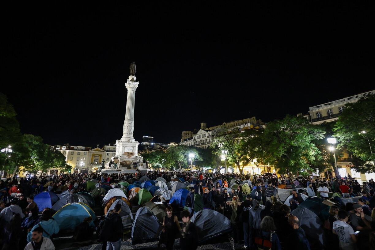 Le 18 octobre 2026, des manifestants ont installé des tentes sur la place Rossio, dans le centre de Lisbonne, pour protester contre la pénurie de logements, la flambée des loyers et les bas salaires.