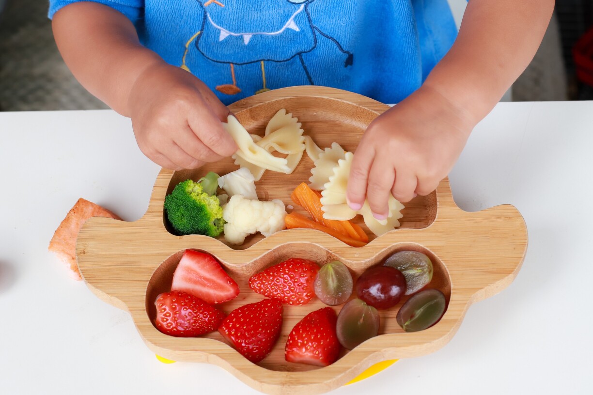 Food diversification is essential for children, and involves the gradual introduction of solid foods.