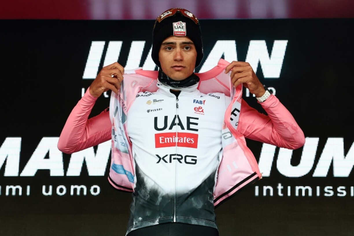 Le Mexicain Isaac Del Toro endosse le maillot rose de leader du Tour d'Italie après la 14e étape et son arrivée à Nova Gorica le 24 mai 2025 en Slovénie