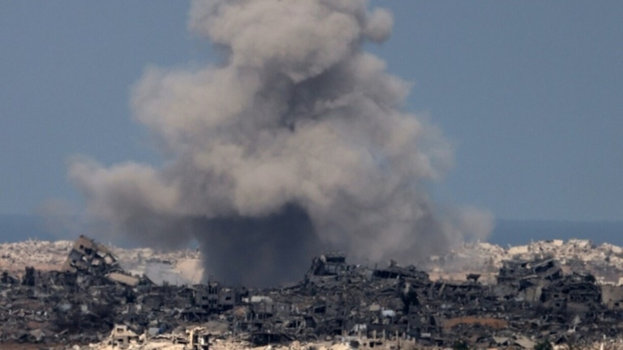 Une photo prise depuis la frontière israélienne avec la bande de Gaza montre de la fumée s'élèvant sur le site de bombardements israéliens sur le territoire palestinien dévasté et assiégé, le 16 septembre 2025