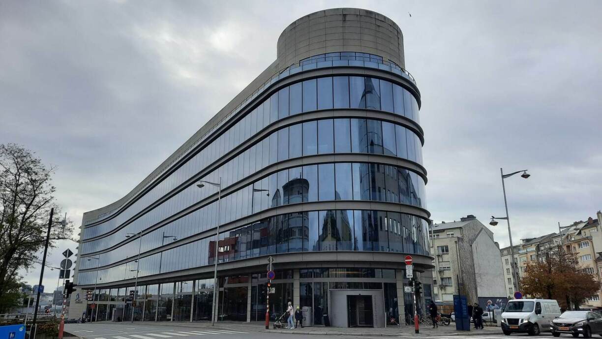 L'actuel bâtiment administratif de la Rocade (11.800 m2), situé rue du Laboratoire, sera en partie transformé. Mais seulement après achèvement de la nouvelle extension.