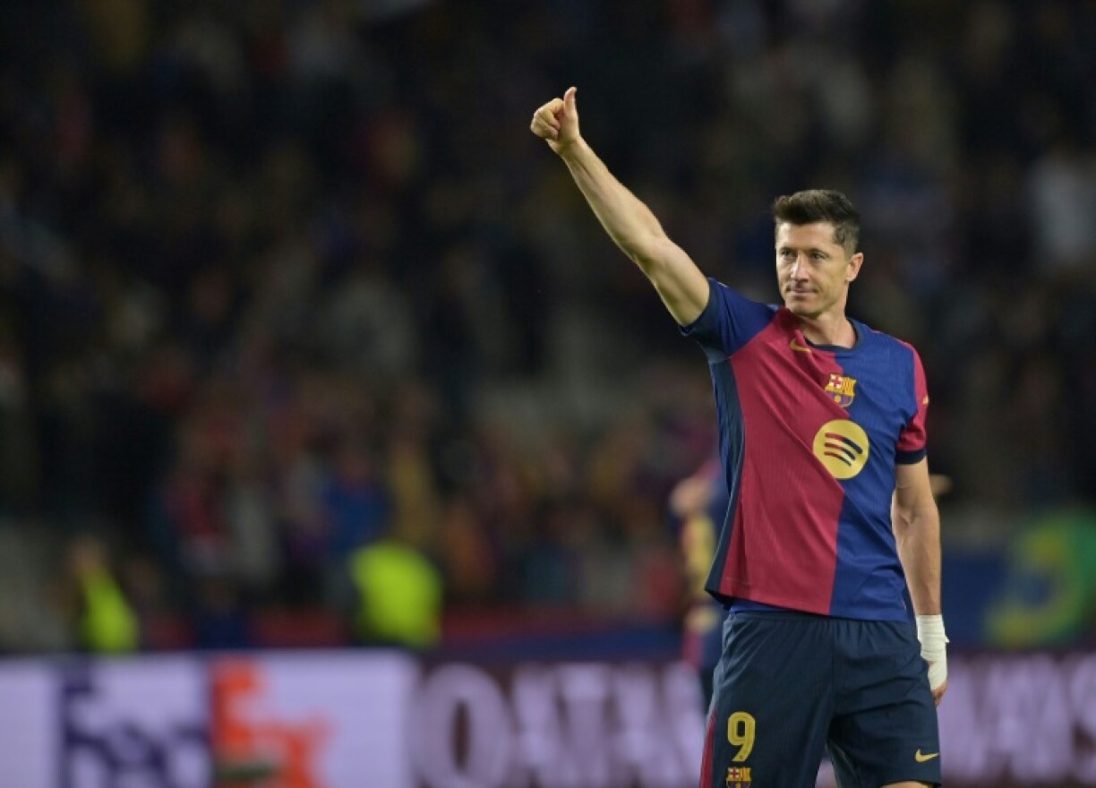 Robert Lewandowski, auteur d'un doubl2 pour Barcelone contre Brest en Ligue des champions, salue le public après la large victoire du Barça le 26 novembre 2024 à Barcelone
