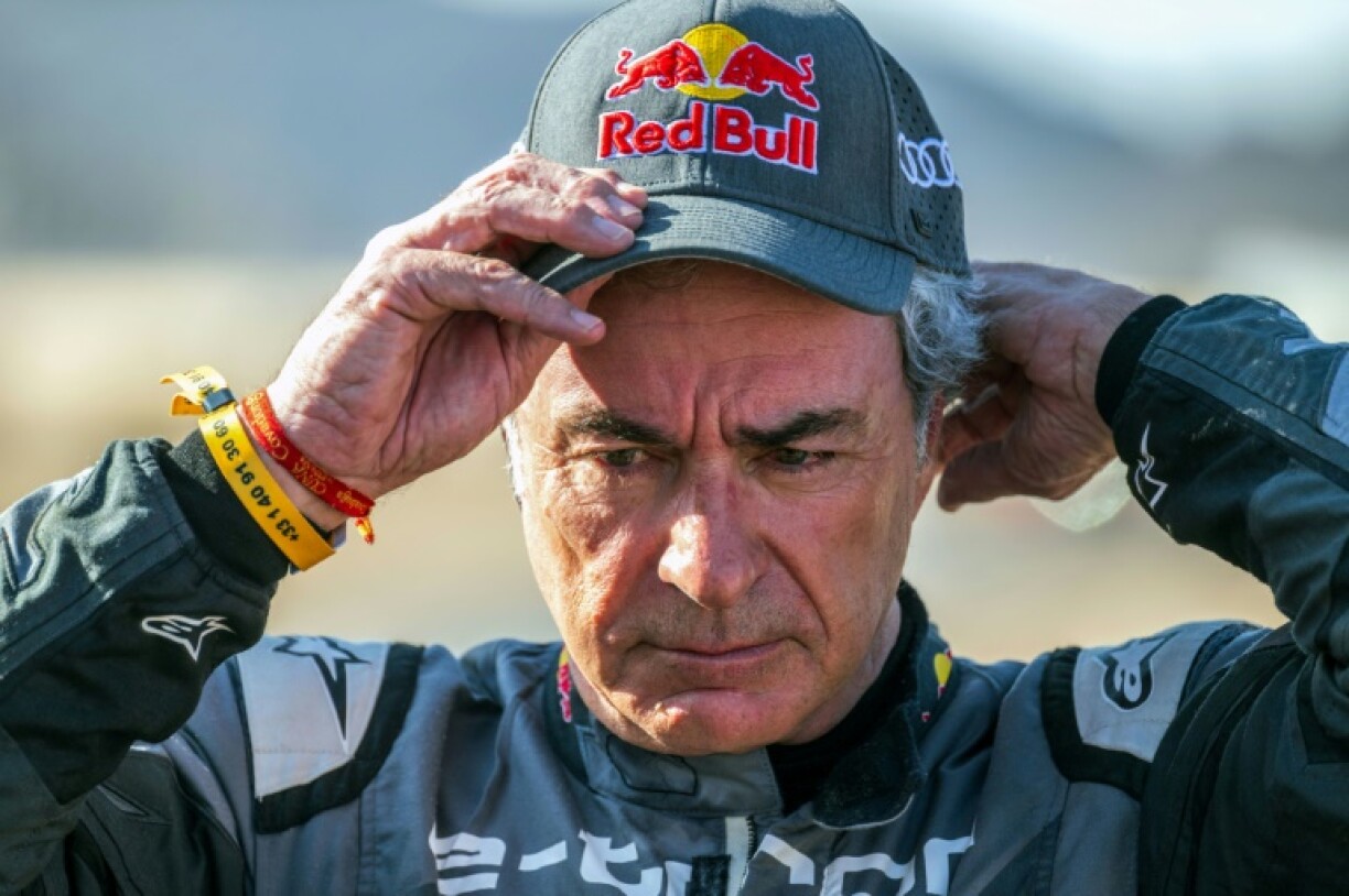 Le pilote espagnol Carlos Sainz, leader du Dakar à la fin de la 3e étape le 8 janvier 2024 entre Al Duwadimi et Al Salamiya en Arabie saoudite