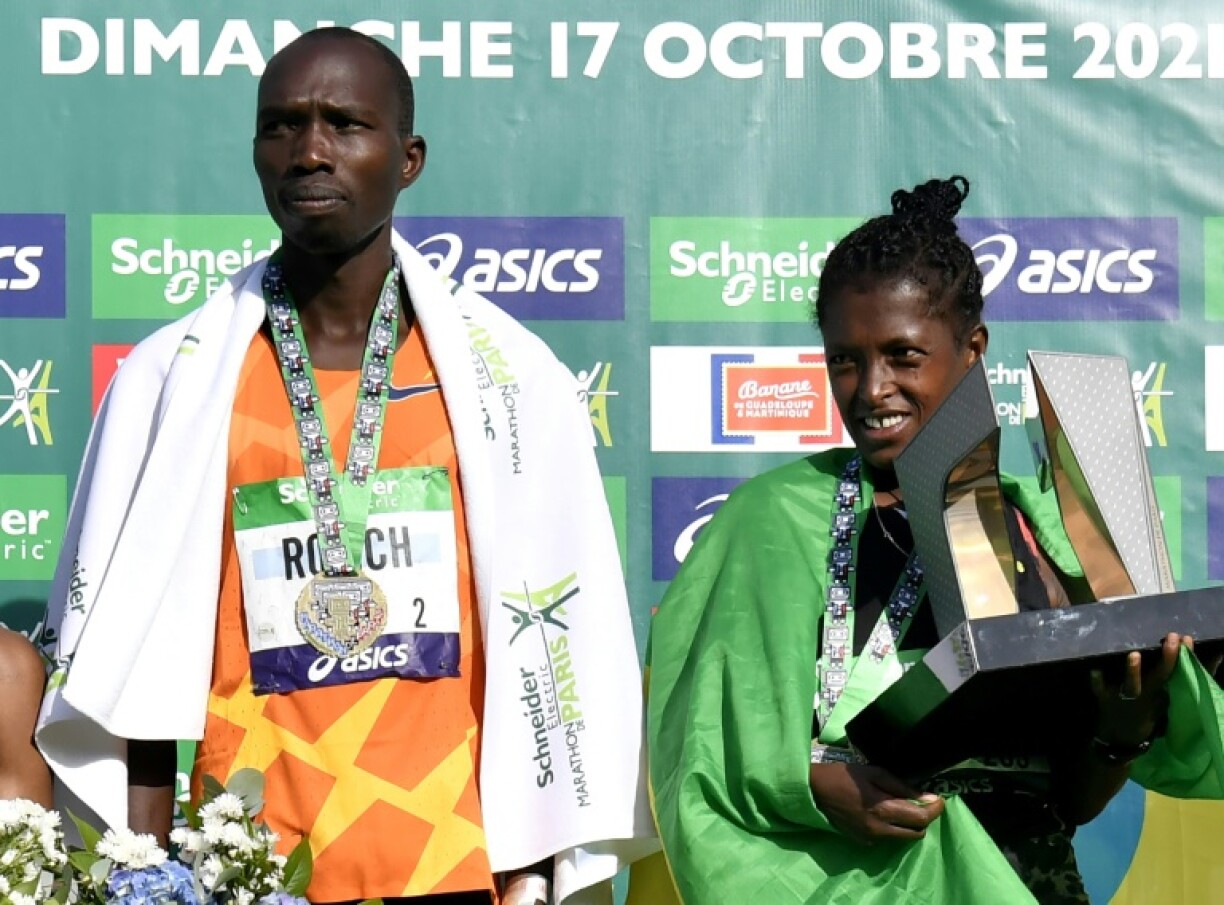 Le Kenyan Elisha Rotich et l'Ethiopienne Tigist Memuye au marathon de Paris le 17 octobre 2021