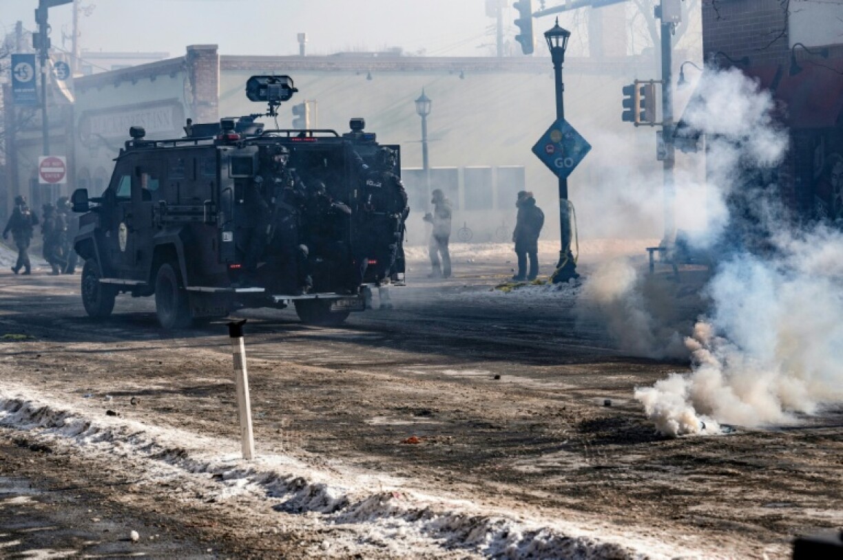 Des policiers à bord d'un véhicule blindé après avoir lancé des grenades lacrymogènes sur des manifestants près du lieu où un homme a été abattu par des agents fédéraux de l'immigration à Minneapolis, dans le Minnesota, le 24 janvier 2026
