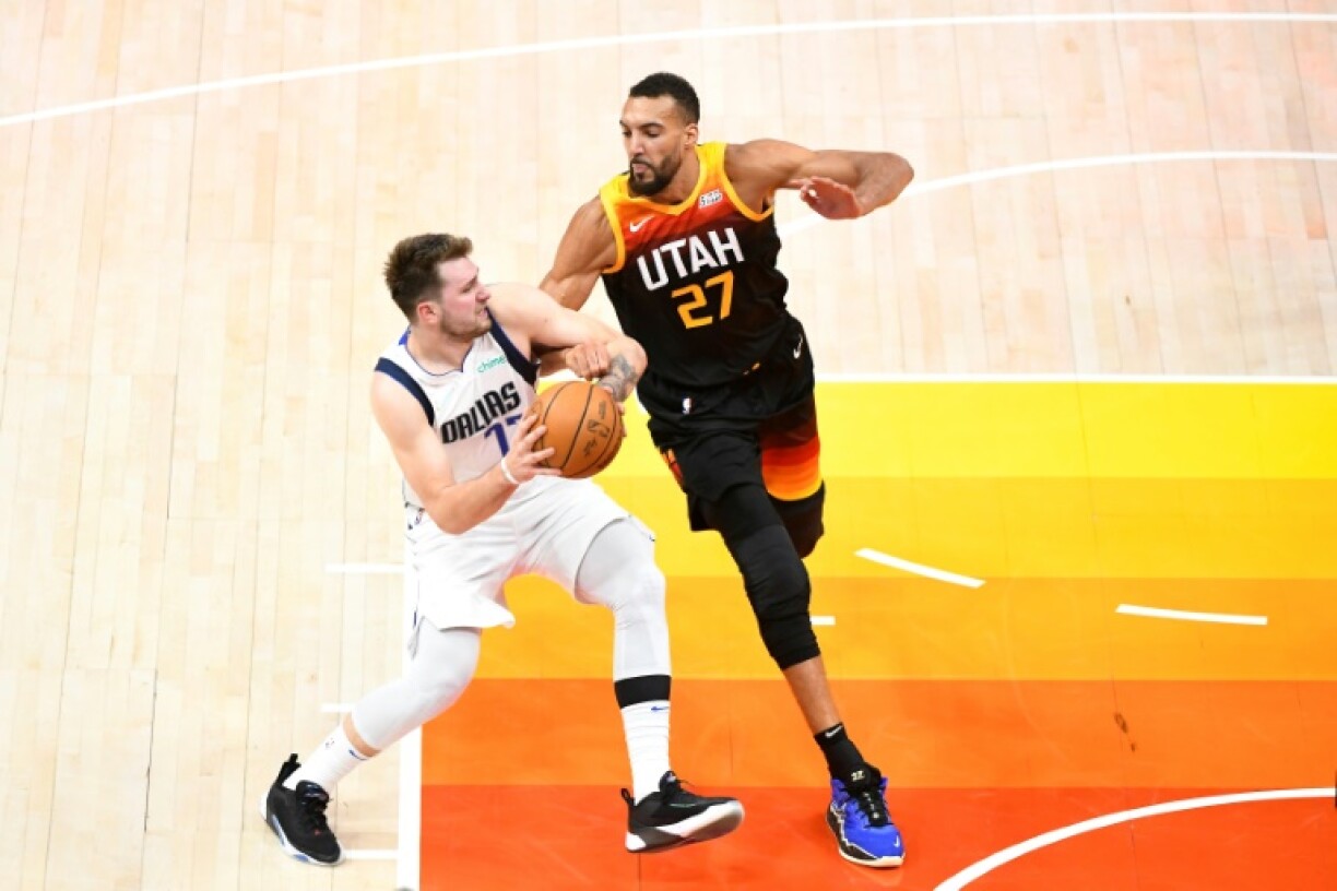 L'intérieur français Rudy Gobert, alors au Utah Jazz, défend sur Luka Doncic des Dallas Mavericks au 1er tour des plays-offs NBA le 28 avril 2022 à Salt Lake City