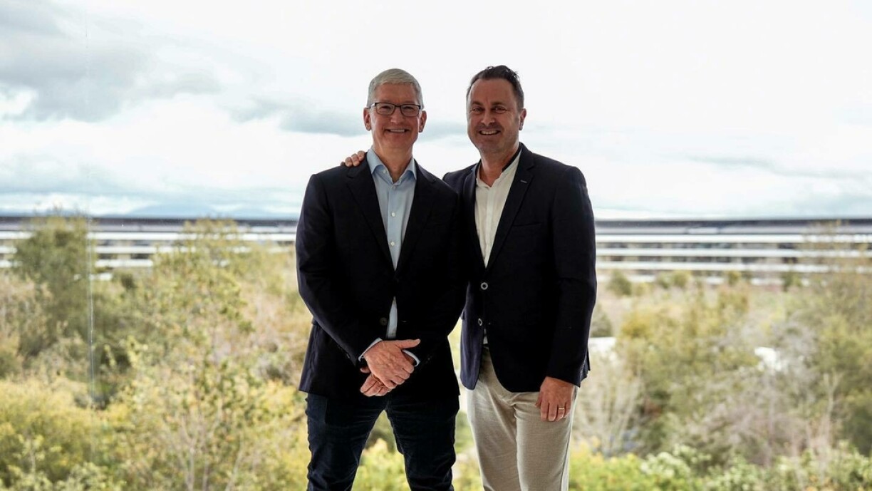 Apple CEO Tim Cook and Luxembourg Prime Minister Xavier Bettel at the Apple HQ.