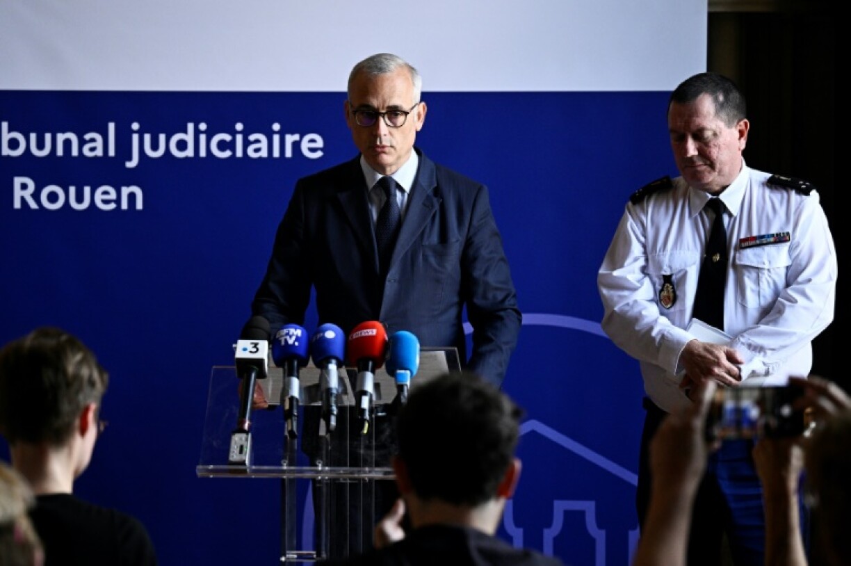 Le procureur de Rouen Frédéric Teillet (g) lors d'une conférence de presse avec le commandant de la région Normandie, le général Stéphane Gauffeny, le 13 juillet 2024 à Rouen