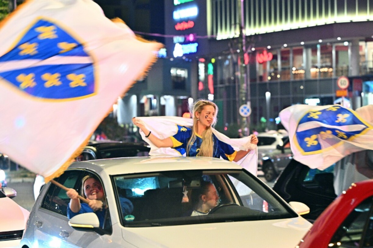 Les supporters de la Bosnie-Herzégovine fêtentnt la qualification de leur pays pour les 16es de finale du Mondial-2026, le 24 juin 2026 à Sarajevo