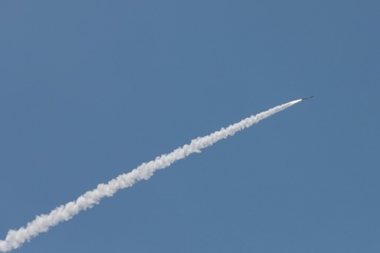 Un missile du système israélien "Dôme de fer" traverse le ciel pour intercepter des projectiles entrants, vu depuis une position dans la région de la Haute-Galilée, dans le nord d'Israël, le 8 juin 2026