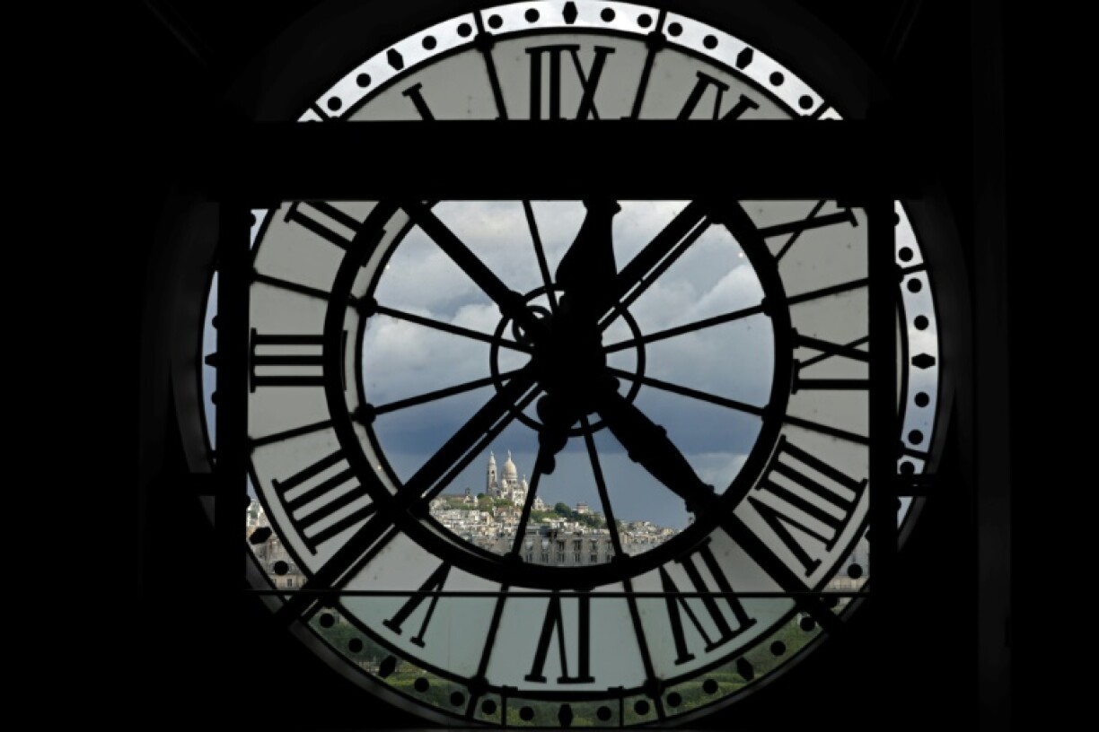 L'horloge géante du musée d'Orsay, qui se prépare à rouvrir, comme la plupart des musées de France, le 17 mai 2021 à Paris