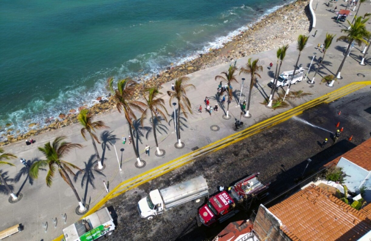 Les pompiers en bord de mer à Puerto Vallarta, dans l'Etat de Jalisco, au Mexique, le 24 février 2026
