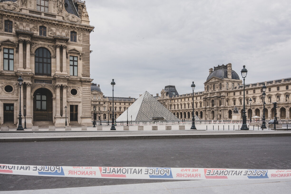 De Louvre zu Paräis kuerz nom Iwwerfall am Oktober 2025.