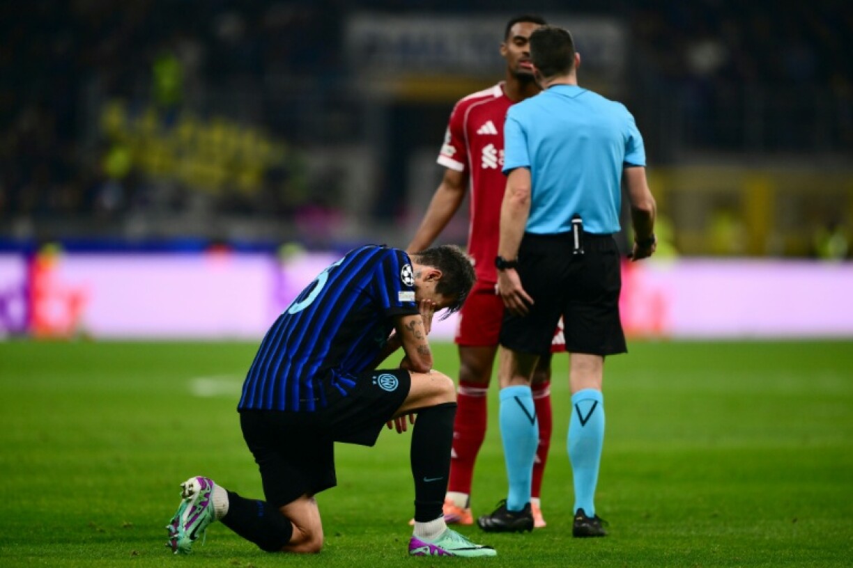 Le défenseur de l'Inter Milan Francesco Acerbi après sa blessure contre Liverpool le 9 décembre 2025 à San Siro