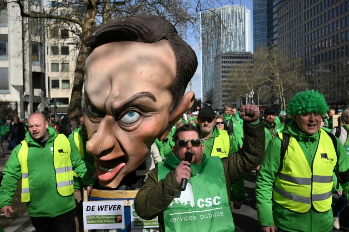 Des manifestants s'opposant à la politique du gouvernement de Bart De Wever, à Bruxelles, le 12 mars 2026