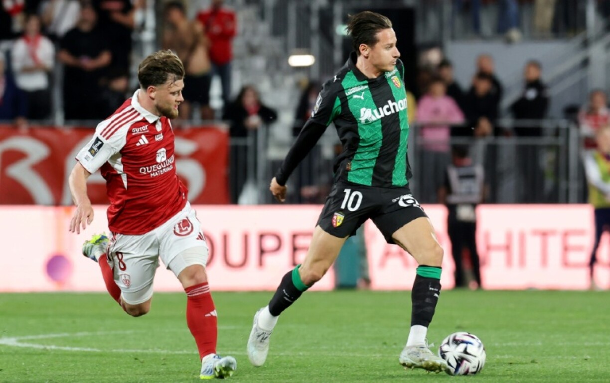 Hugo Magnetti (à gauche) et Florian Thauvin (à droite) lors du match nul entre le Stade Brestois et Lens en Ligue 1 au stade Francis Le Blé de Brest le 24 avril 2026