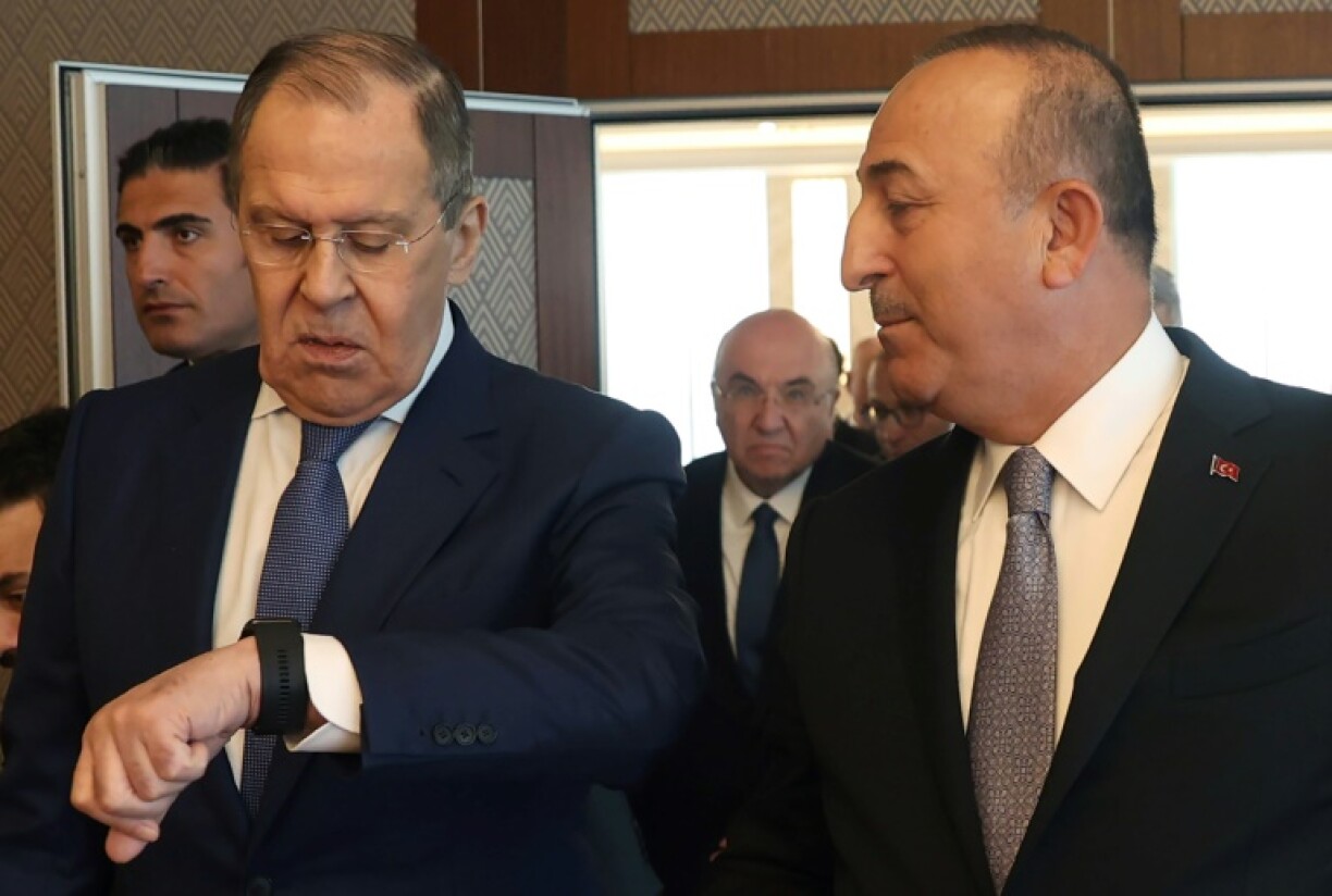 Le ministre russe des Affaires étrangères Sergei Lavrov (G) et son homolgue turc Mevlut Cavusoglu (D) à Ankara, le 8 juin 2022