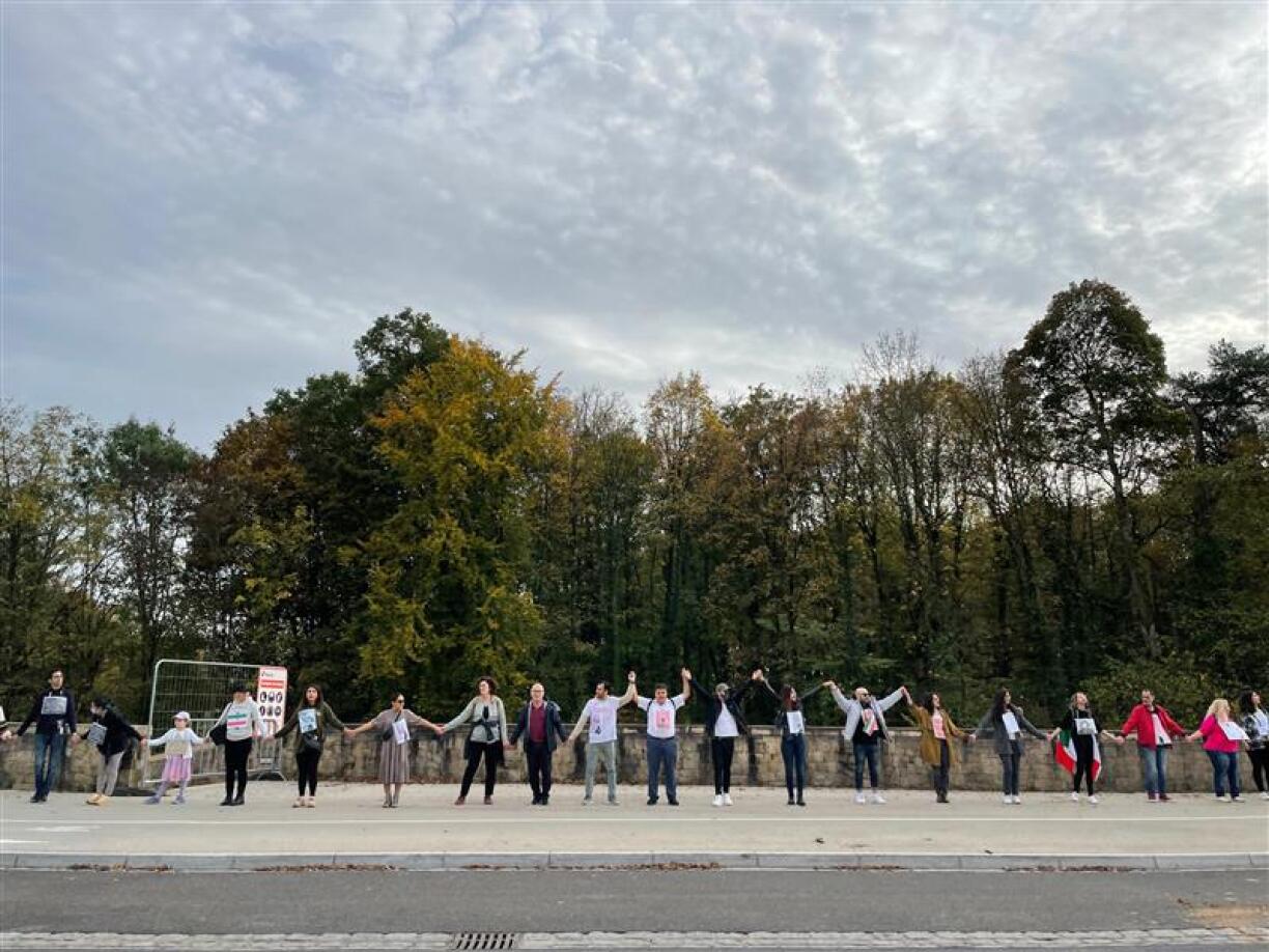 Protesters formed a human chain from near the Place de l Europe, and accross the Red Bridge.