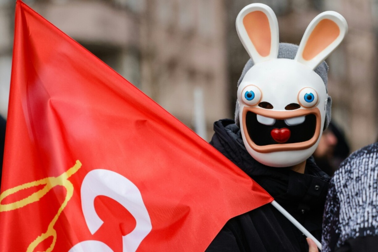 Un salarié d'Ubisoft mobilisé lors d'un rassemblement à l'occasion d'un appel à la grève, devant le siège du groupe à Saint-Mandé, en région parisienne, le 10 février 2026