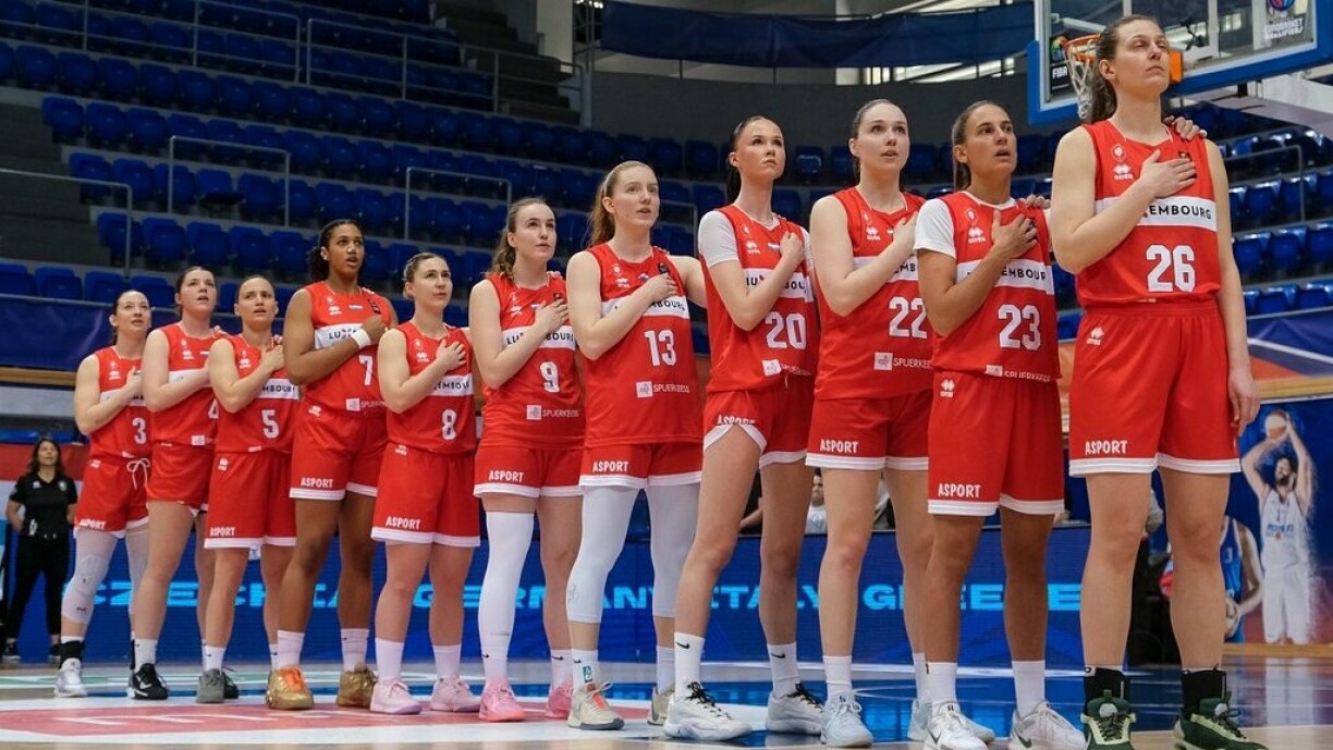 D'Isa Hämäläinen hei mat der Nummer 20 am Dress vun der Nationalekipp.