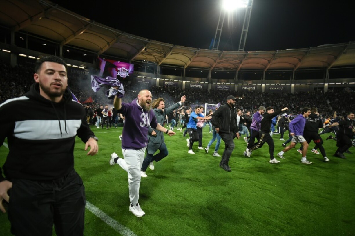 Les supporters toulousains ont envahi le terrain après le succès 2-0 du TFC contre Niort lui offrant la montée en Ligue 1, le 25 avril 2022 au Stadium de Toulouse
