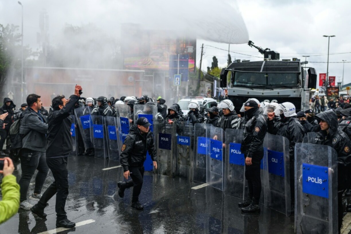 La police utilise du gaz au poivre pour disperser des manifestants lors d'un rassemblement marquant la Journée internationale des travailleurs à Istanbul, le 1er mai 2026 en Turquie