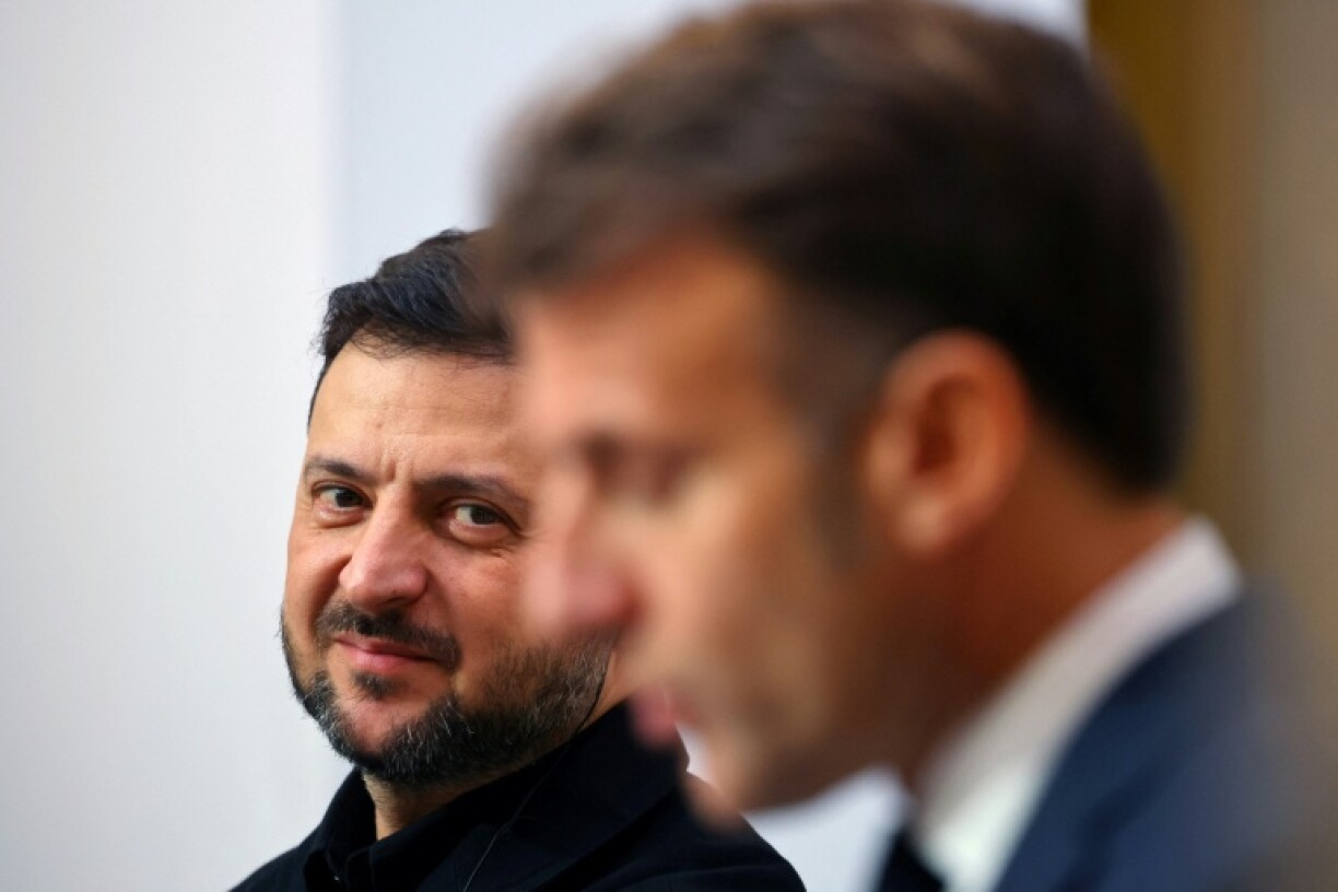 Le président ukrainien Volodymyr Zelensky écoute son homologue français Emmanuel Macron lors d'une conférence de presse, le 17 novembre 2025 à Paris