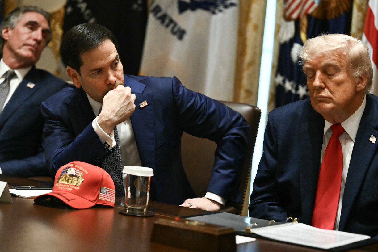 Den Inneminister Doug Burgum (l), de Verdeedegungsminister Marco Rubio an den US-President Donald Trump bei engem Meeting vum Cabinet am Wäissen Haus.