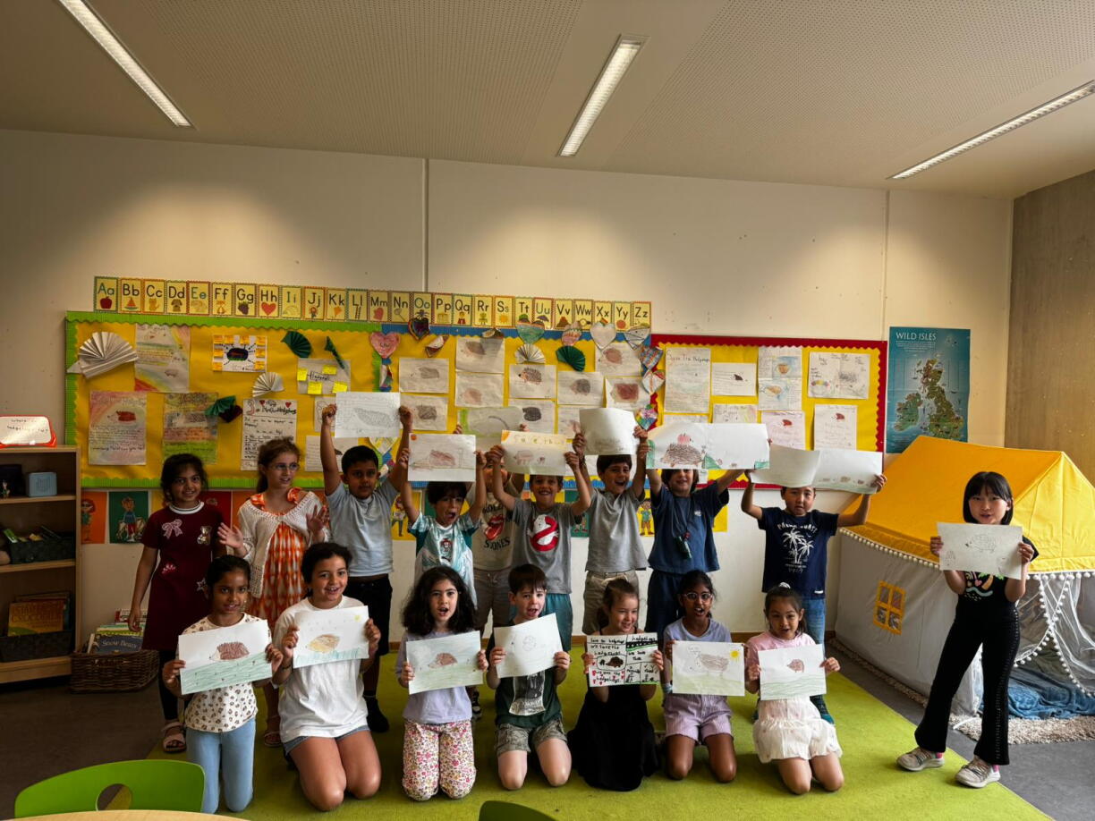 D'2. Schouljoer aus der International School am Michel Lucius setzt sech fir den Igel an.