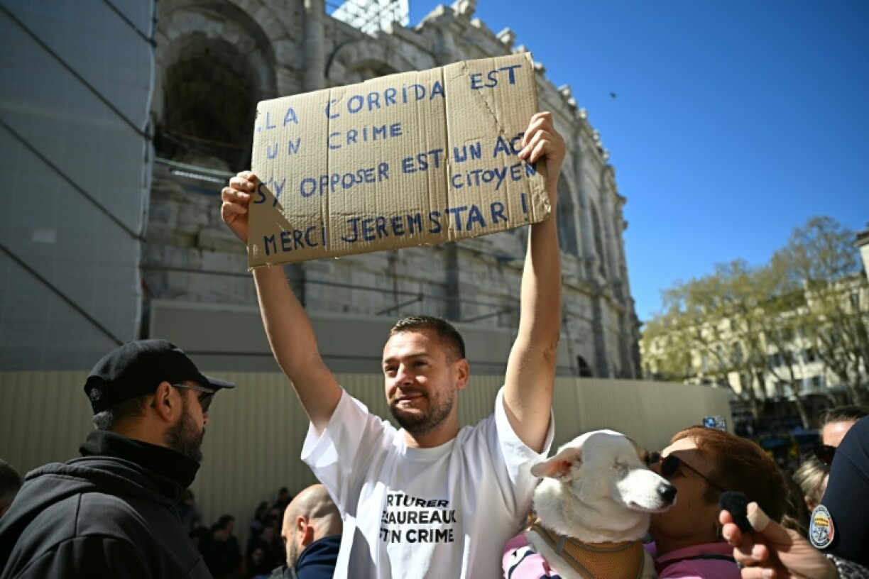 Jeremstar (Jérémy Gisclon) devant les arènes de Nîmes le 2 avril 2026