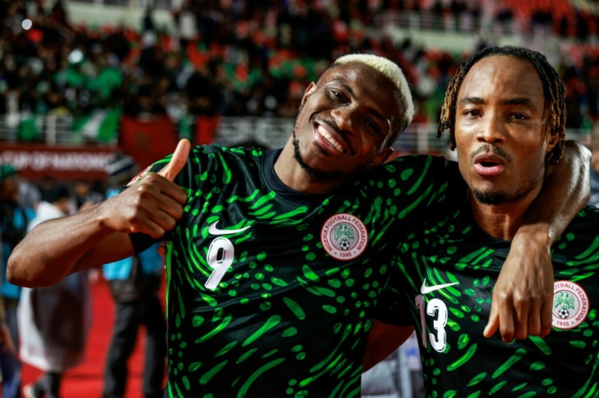 Les Nigérians Victor Osimhen et Bruno Onyemaechi après leur victoire face à la Tunisie en phase de groupes de la CAN le 27 décembre 2025 à Fez au Maroc