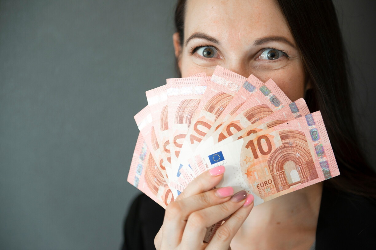 Comme les autres revenus, les primes et 13e mois sont imposés et soumis à diverses taxes. Mais grâce à une pétition, des résidents espèrent bientôt mettre fin à ces prélèvements.