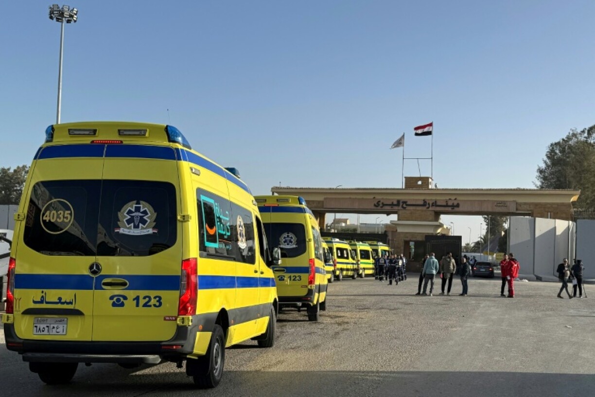 Op der ägyptescher Säit vum Grenziwwergang Rafah waarden Ambulanzen op Patienten den 1. Februar 2026.