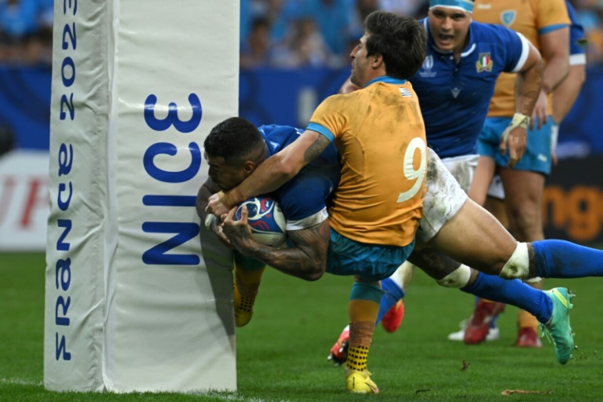 L'ailier italien Monty Ioane plonge à l'essai malgré la défense de l'Uruguyen Santiago Arata, lors du match de groupe entre les deux équipes à la coupe du monde de rugby, à Nice le 20 septembre 2023.