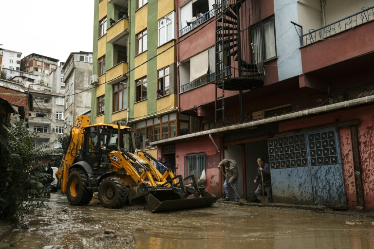 As the torrential rains eased, Istanbul began a massive cleanup operation